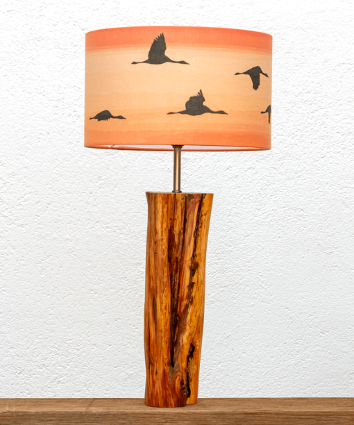 Lámpara Atardecer pantalla Grullas-naranja - Lámpara de mesa de madera de Enebro encerada con Pantalla Grullas en naranja - yolpiq/036-dn