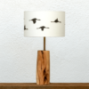 Lámpara Blanco pantalla Grullas - Lampara de mesa de madera de enebro con pantalla de Grullas blanca - Yolpiq/058