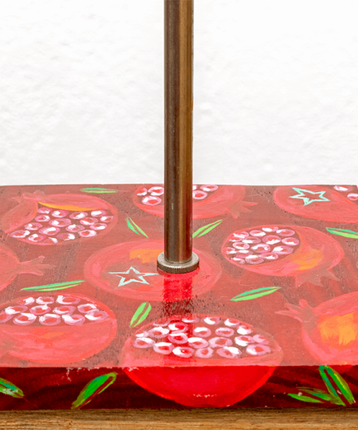 Lámpara Granadas detalle1 - Detalle de la Lámpara de mesa, de madera de Castaño pintado motivo Granadas por Yolpiq/066 -dn