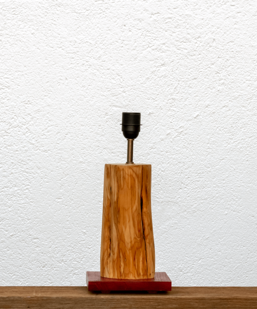 Lámpara Tierra-Base de Lámpara de mesa, de madera de Castaño teñida en Granate y tronco de madera de Enebro, encerado, Yolpiq/051-dn