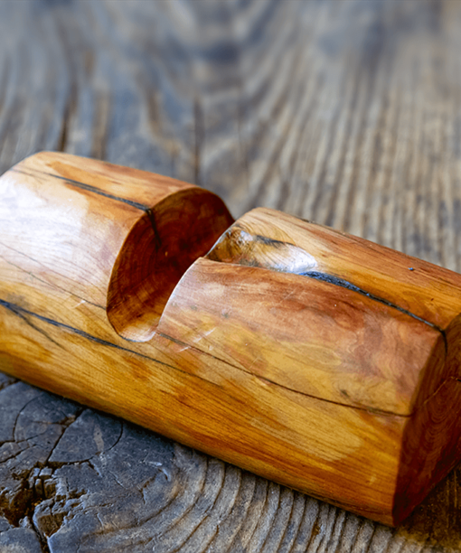Troncomóvil Enebro - el troncomóvil es un accesorio de madera de Enebro para depositar el teléfono móvil de Diseño Natural.