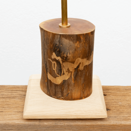 Lámpara Natural detalle de la base de madera de Castaño y tronco de madera de Nogal con dibujo Natural - Yolpiq/007-dn
